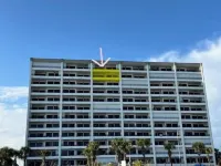 Beachfront Oasis! 2BR,2BA with Private Beach Access and free upfront parking.