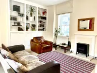 Country cottage in the heart of the city