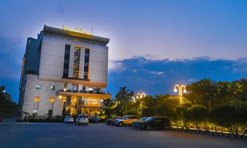 Hotel Saffron Crest
