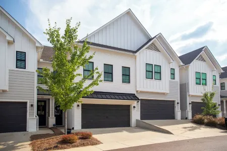 The Kiff Inn – Modern 3BR Condo Sleeps 9, Ensuite Bathrooms & Pool