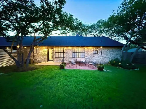 Charming 3-bedroom Georgetown house close to Square. Long term stays welcomed.