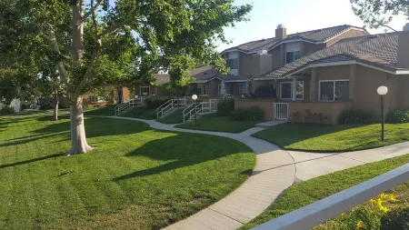 Beautiful 2Bdrm-3Bth Townhome, Attached 2 Car Garage, Pool, Gated Community Отели в г. Ранчо-Кукамонга