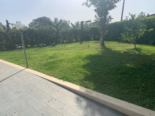 Villa with garden, 300 m from the beach, indoor parking, air conditioning.