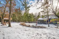 Sand Rock Lodge, Fire Pit, 3bd, 2bth sleeps 10 Hotels in Lyndon