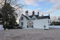 19th century disability accessible 5-bedroom villa free private secluded parking Hoteles en 