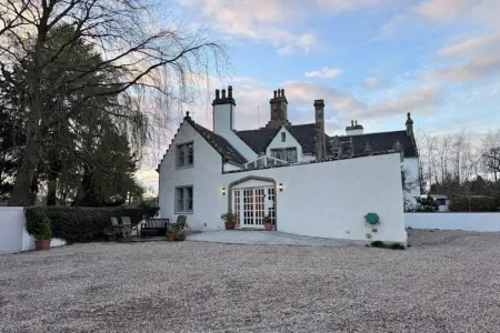 19th century disability accessible 5-bedroom villa free private secluded parking Отели рядом с достопримечательностью «Spire Roxx»