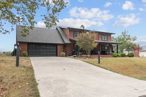 3-bedroom house on Lake Catherine in marvelous Hot Springs with hot tub and gym