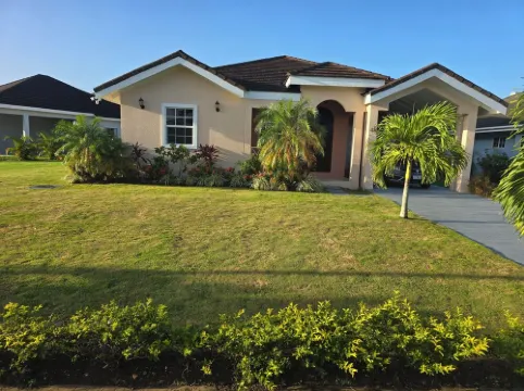 The Blue Jade Ochi - 2Bdrm with WiFi, AC, Hotwater & Security