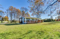 Modern Clarkesville Cottage w/ Decks & Patio! - parking