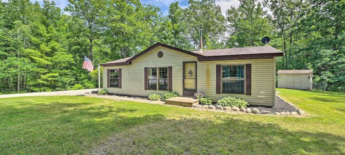 Cozy Hale Home Between Long & Loon Lakes! Hotels in Iosco County