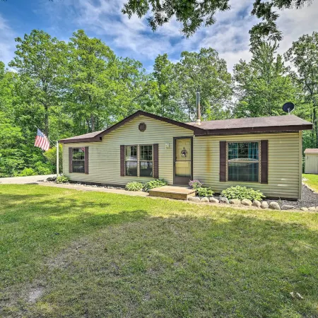 Cozy Hale Home Between Long & Loon Lakes!