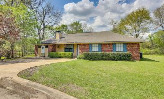6 Mi to Ellen Trout Zoo: Family Home w/ Yard!