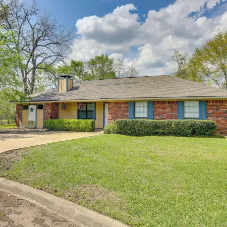 6 Mi to Ellen Trout Zoo: Family Home w/ Yard!