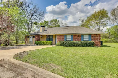 6 Mi to Ellen Trout Zoo: Family Home w/ Yard!