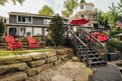 Slice of Heaven Lake Front Cottage with Hottub, Fire Pit, Kayaks & Dog Friendly! 니미질라 저수지 주변 호텔