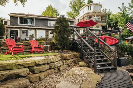 Slice of Heaven Lake Front Cottage with Hottub, Fire Pit, Kayaks & Dog Friendly!