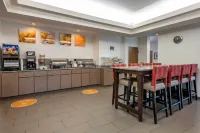 Comfort Inn & Suites DeLand - Near University - فطور