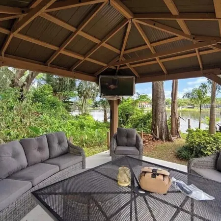 Beautiful Waterfront Home on the Alafia River Отели в г. Ривервью
