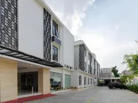 Sans Vibes Firdaus Mansion Kemang โรงแรมในเซาท์จาการ์ตา