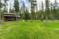 Whitefish Outpost Cozy Cabin. 3 miles from town!