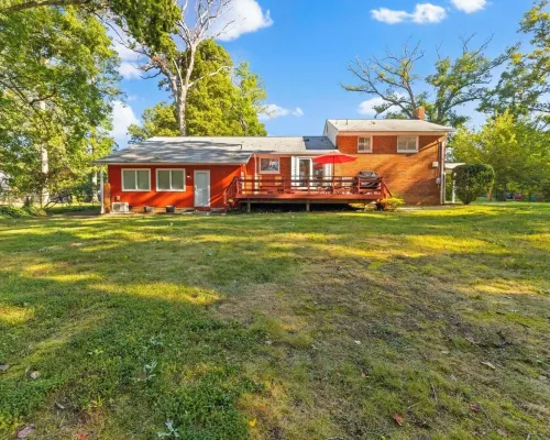 Dog Friendly with Fully Fenced Half Acre Yard, Prime Location, and in-Law Suite! Hotels in Springfield