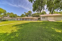 Lakefront Livingston Home w/ Dock, 1 Mi to Launch! - Parkering