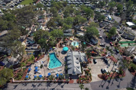 Tropical Palms Resort Отели рядом с достопримечательностью «Джайв Кидс Уорлд Виллидж»