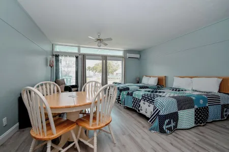 Charming 2-bedroom condo in lovely Cedar Key with WiFi, AC
