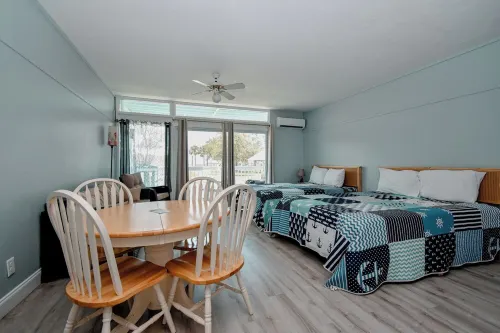 Charming 2-bedroom condo in lovely Cedar Key with WiFi, AC