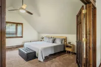 Sky View Chalet by AvantStay Stunning Interior Spacious Deck Hot Tub View