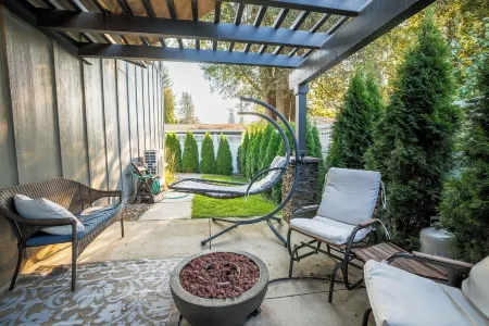 Ammon Place Getaway - Modern house, close to Centennial Trail and Riverstone!