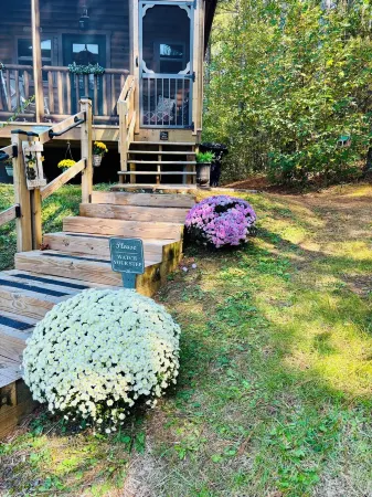 Falcons Nest cabin with AC and WiFi in enchanting Calhoun TN