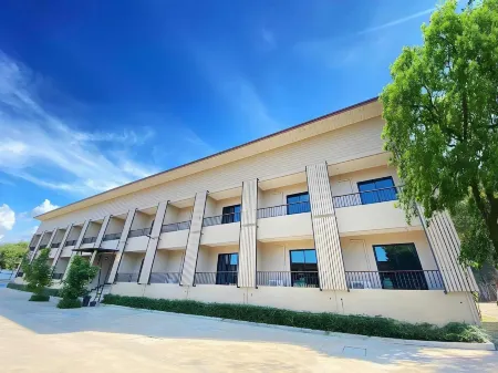 MaiHom Villa Отели рядом с достопримечательностью «Chao Por Chao Mae Na Pha Shrine»