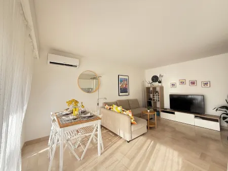 2-Room Apartment in Juan-Les-Pins, Antibes - Terrace, Close to the Beach