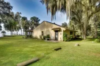 'Pirate Cove' Home in Welaka: Dock & River Access! - parking