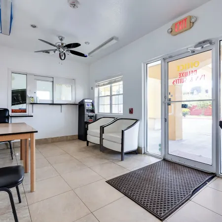 Deluxe Inn & Suites