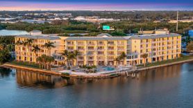 Bayview Balcony Condo, Hot tub & pool & Rum Bar!