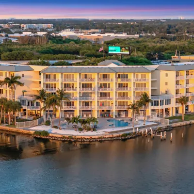 Bayview Balcony Condo, Hot tub & pool & Rum Bar! Hotels near Walter Fuller Complex