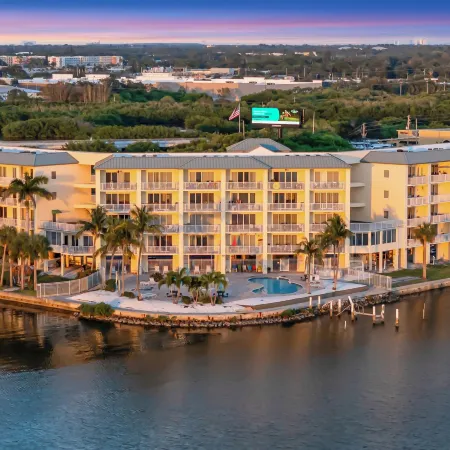 Bayview Balcony Condo, Hot tub & pool & Rum Bar!
