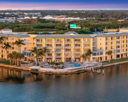 Bayview Balcony Condo, Hot tub & pool & Rum Bar! Hotels near Walter Fuller Complex