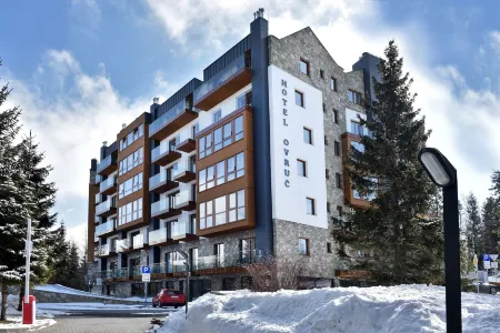 Aplend Hotel Ovruč Отели рядом с достопримечательностью «Штрбске-Плесо»