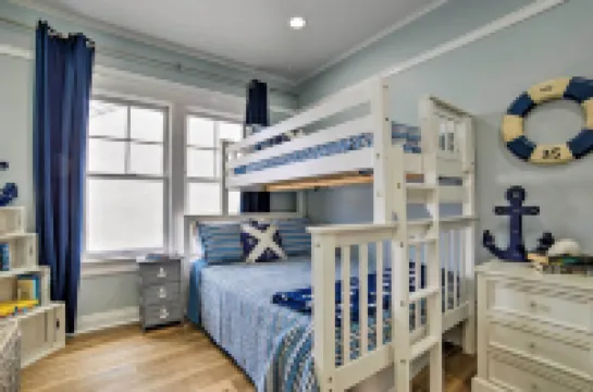 Charming Renovated Avalon Townhome, Walk to Beach!