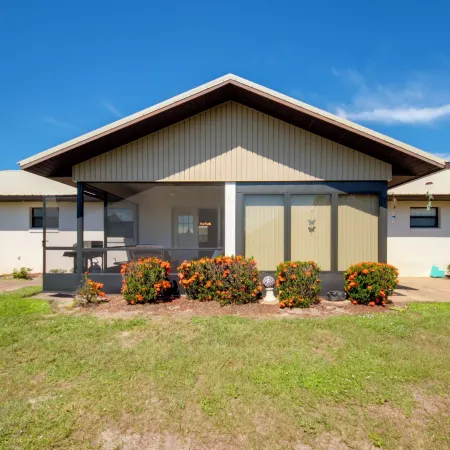 Screened Porch + Pool Access: Cozy Sebring Condo