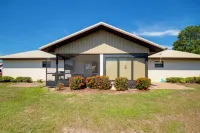 Screened Porch + Pool Access: Cozy Sebring Condo - Pools