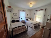 Gorgeous 1908 Estate on 1 acre of land. 6 blocks from Grinnell College. Hotels in Grinnell