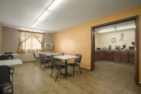 Super 8 by Wyndham Cedar Rapids