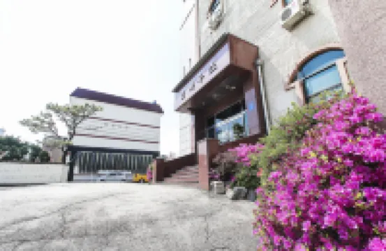 Anseong Hill House
