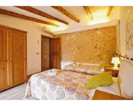 Poolside Garden Retreat in Buger Hoteles en Búger