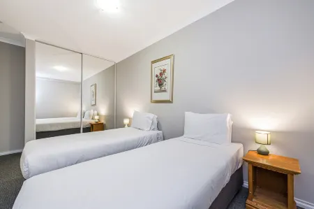 Central East Perth Flat With Pool & Gym Access Отели рядом с достопримечательностью «Остров Хейриссон»