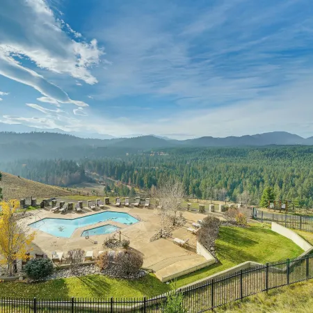 CLE Elum Condo with Pool Access and Mountain Views